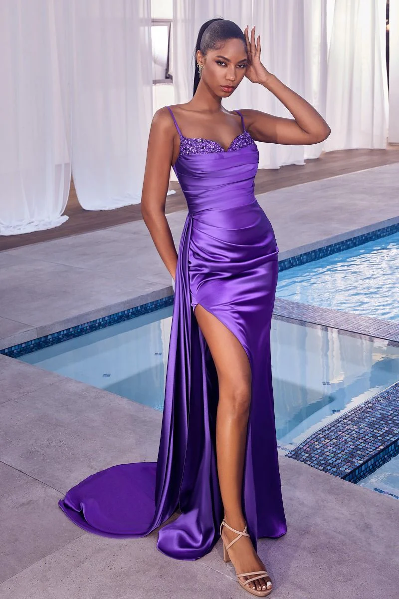 Precioso vestido satin ajustado con corpiño plisado hasta el delicado motivo de margaritas y cuentas, fajín en la cintura con abertura en la pierna - Imagen 3
